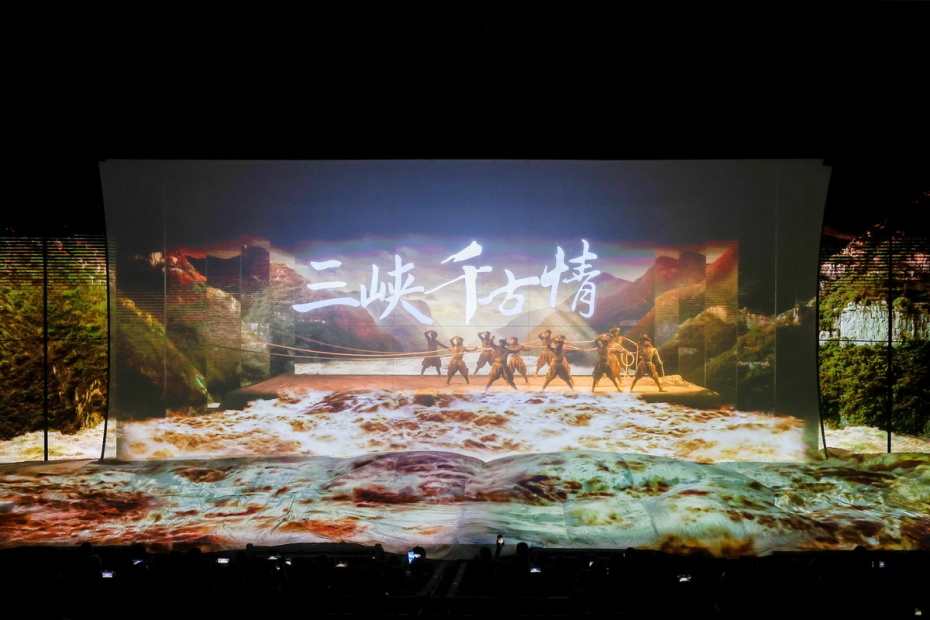 7月26日，由湖北交投、宜都市人民政府、宋城演艺联合打造的三峡千古情景区在湖北宜昌宜都鲟龙湾重磅亮相。-3