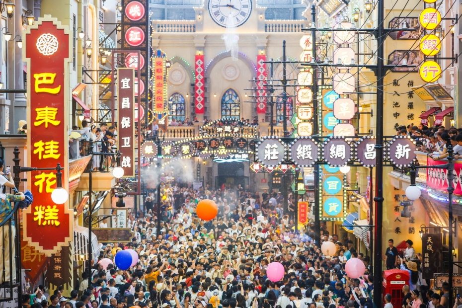 7月26日，由湖北交投、宜都市人民政府、宋城演艺联合打造的三峡千古情景区在湖北宜昌宜都鲟龙湾重磅亮相。-58