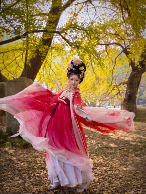 银杏树下红色汉服-4